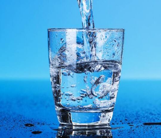 Trinkwasser ist die Hauptregel, um in einer Woche abzunehmen