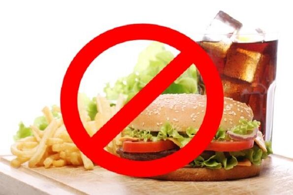 Bei Gastritis sind Fastfood und kohlensäurehaltige Getränke verboten. 