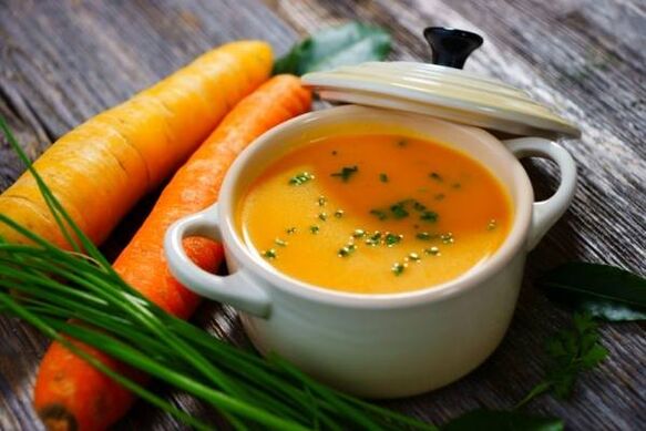 Kartoffelpüree-Karotten-Suppe auf dem Speiseplan einer schonenden Diät bei Gastritis. 